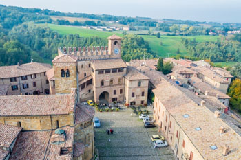 Centro de Castell’Arquato desde la cima de la torre, Parma, Italia