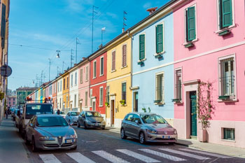 Wielokolorowe domy na Via della Salute, Parma, Włochy