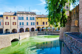 Castello di Fontanellato e il fossato, Parma, Italia