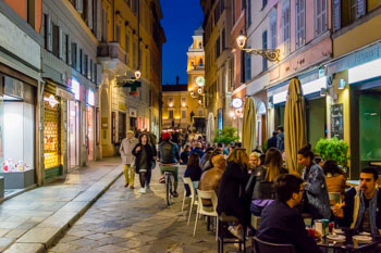 La vita notturna nel centro, Parma, Italia