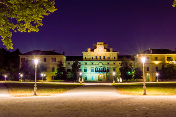 Pałac Książęcy nocą, Parma, Włochy