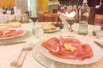 Il prosciutto di Parma e il formaggio Parmigiano Reggiano presso il ristorante La Filoma, Italia