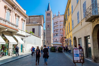 Calle hacia la Catedral (Duomo), Parma, Italia