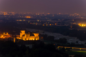 Castillo de Torrechiara en la noche, Parma, Italia