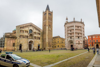 Plaza de la Catedral (Piazza Duomo) bajo la lluvia, Parma, Italia