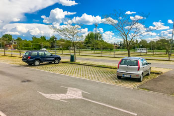 Бесплатная парковка при въезде в город с западной стороны, Парма, Италия