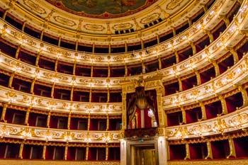 Wewnątrz Teatru Regio, Parma, Włochy
