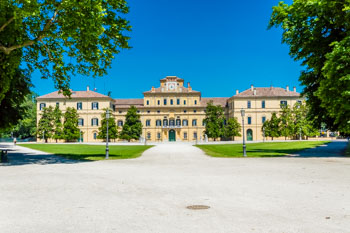 Pałac Książęcy wiosną, Parma, Włochy