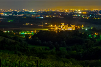 Zamek Torrechiara w nocy, Parma, Włochy