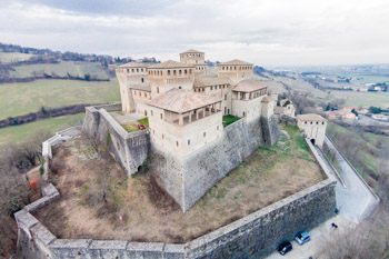 Le château Torrechiara en hiver, vu des airs, Parme, Italie