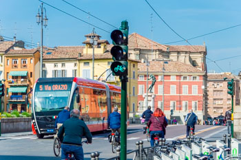 Semáforo y ciclovía para los ciclistas, Parma, Italia