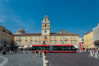 Trolebús en Plaza Garibaldi, Parma, Italia