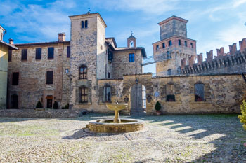 La villa dentro del Castillo de Vigoleno, Parma, Italia